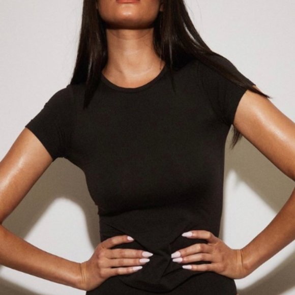 SKIMS BUTTERY Smoothing Short Sleeve T-Shirt -NWT - Picture 1 of 5